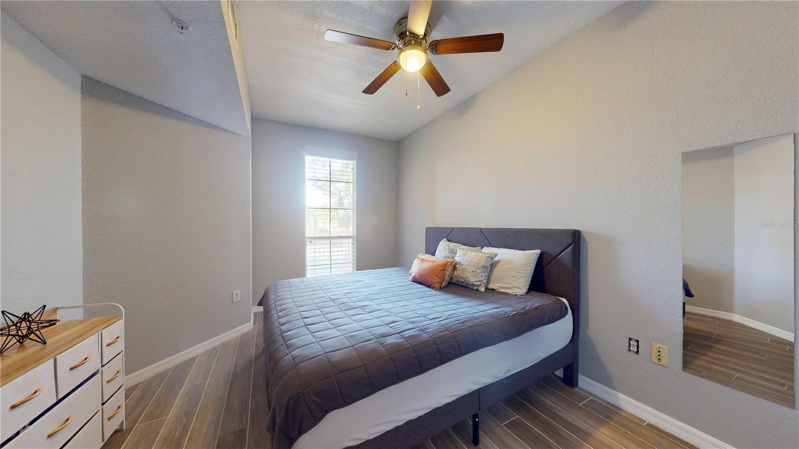 Image 19 of 32 For 410 Armenia Avenue 922