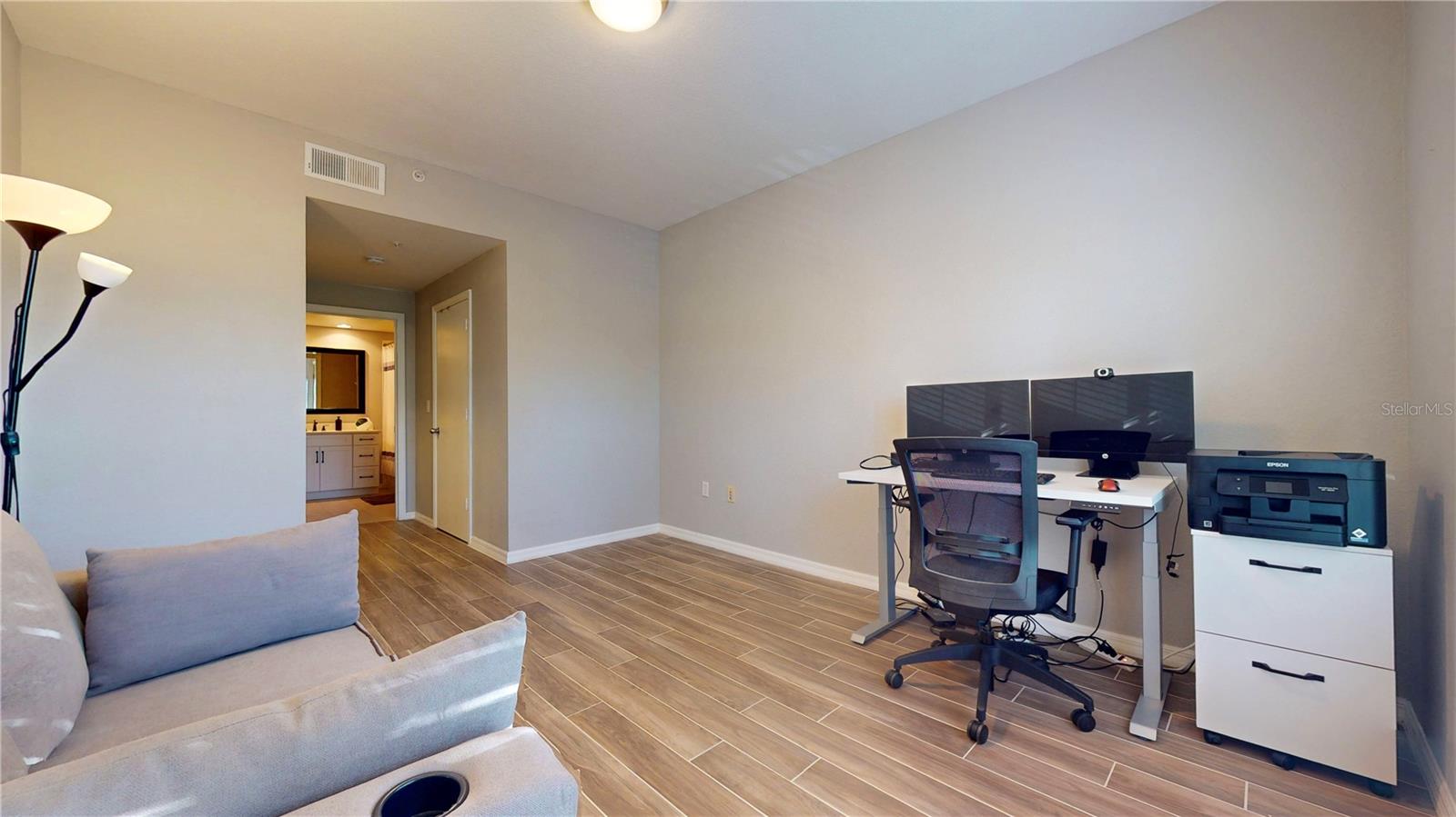 Image 24 of 32 For 410 Armenia Avenue 922