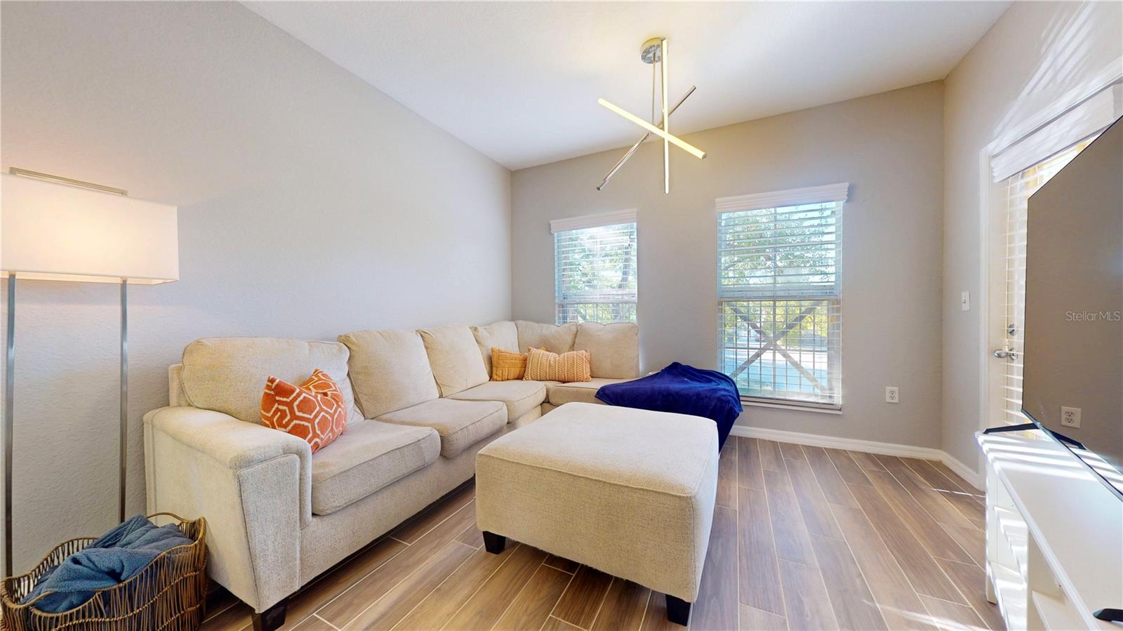 Image 3 of 32 For 410 Armenia Avenue 922