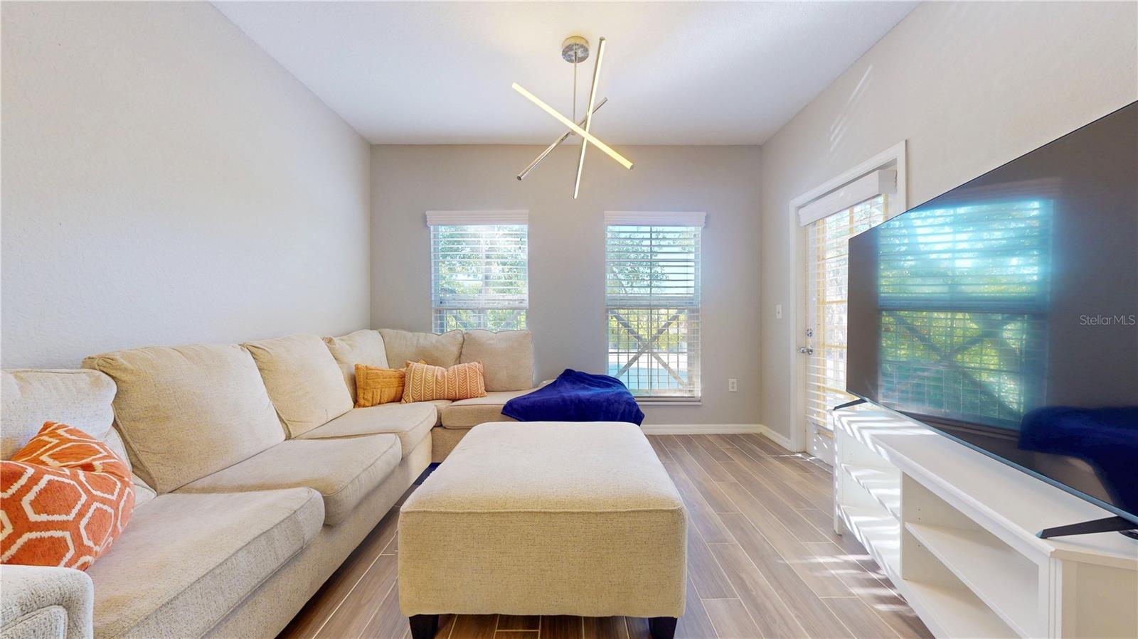 Image 4 of 32 For 410 Armenia Avenue 922