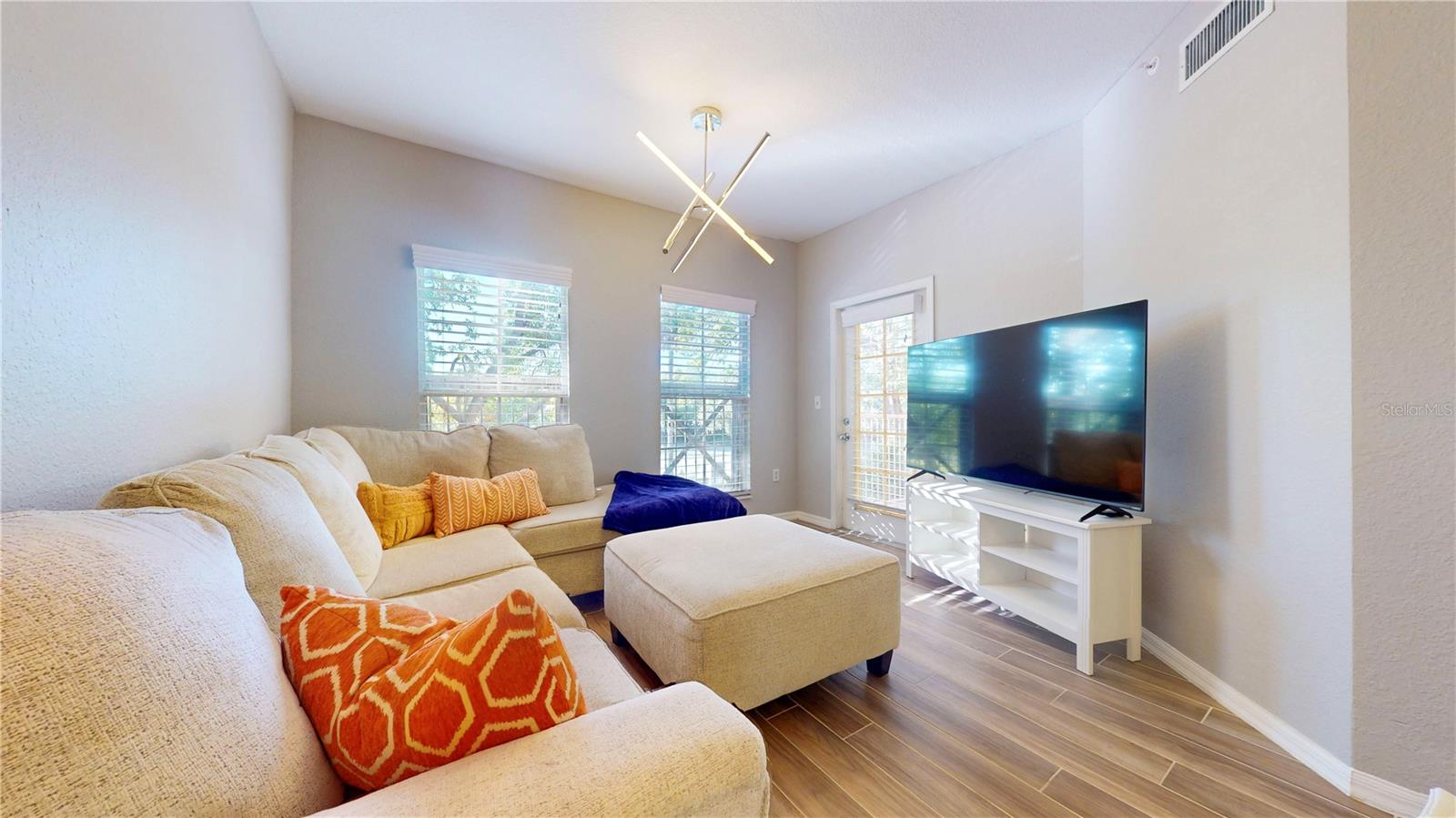 Image 5 of 32 For 410 Armenia Avenue 922