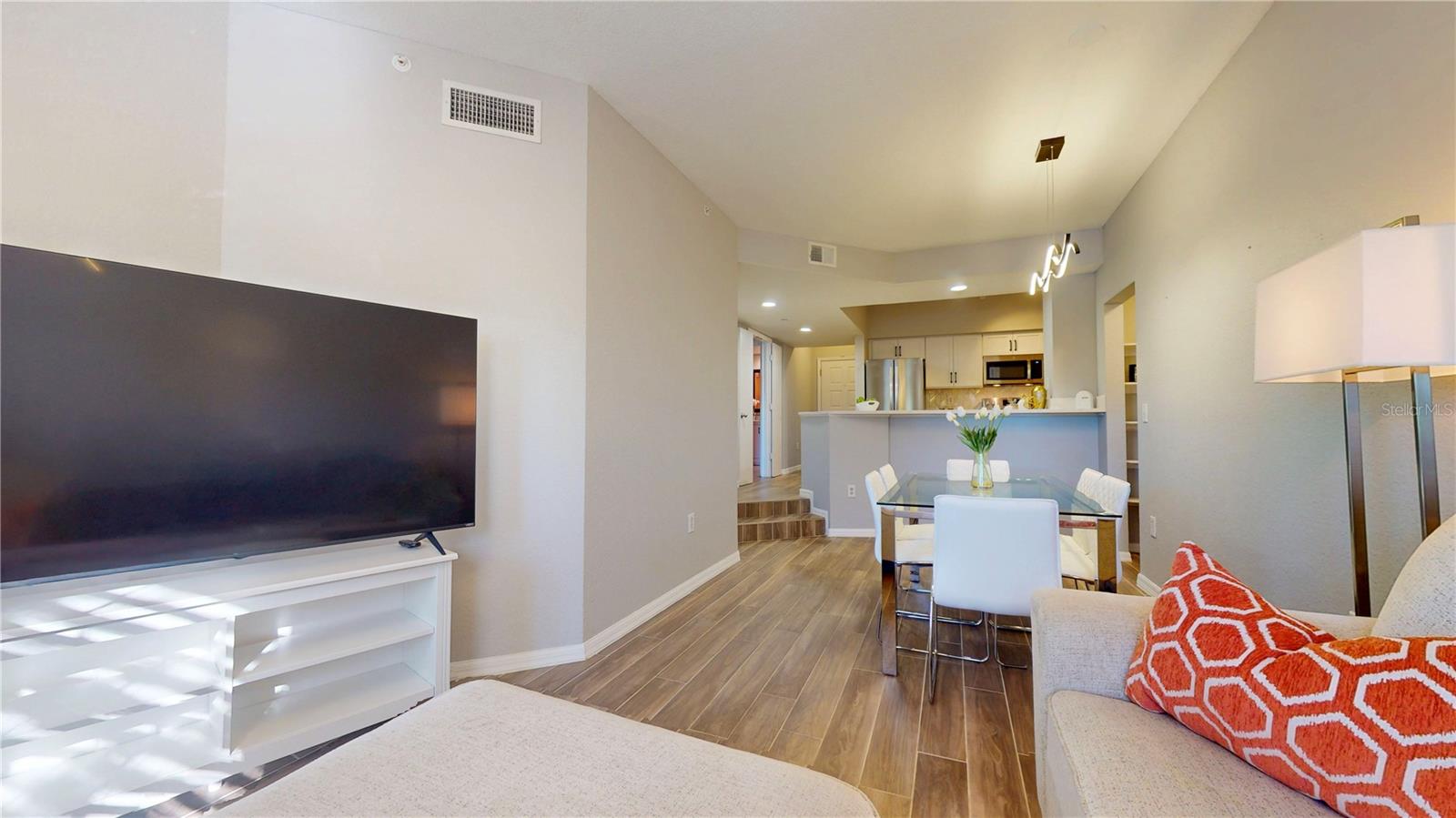 Image 6 of 32 For 410 Armenia Avenue 922