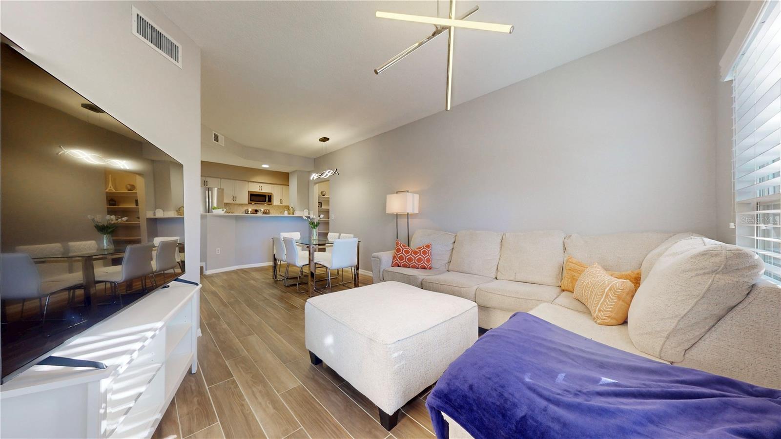 Image 7 of 32 For 410 Armenia Avenue 922