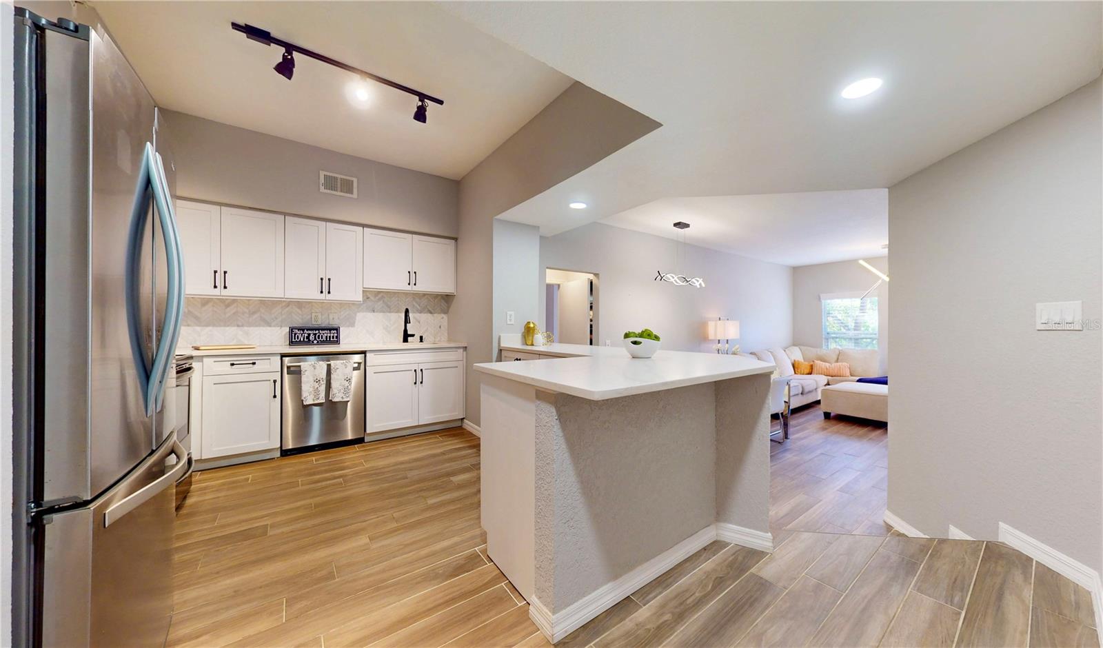 Image 8 of 32 For 410 Armenia Avenue 922