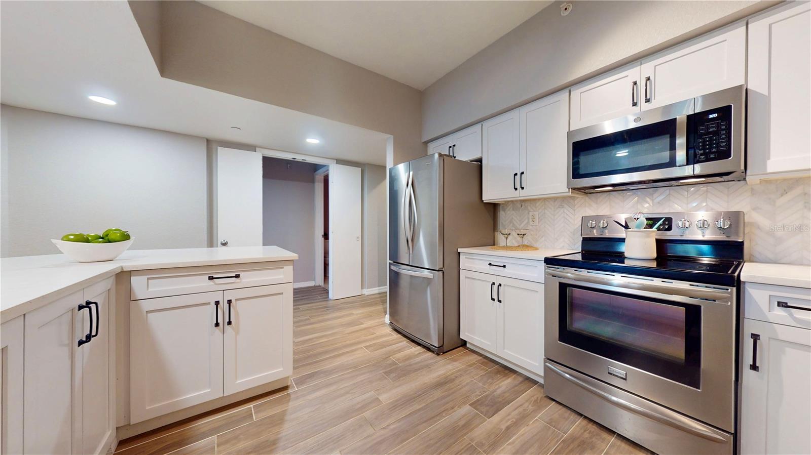 Image 9 of 32 For 410 Armenia Avenue 922