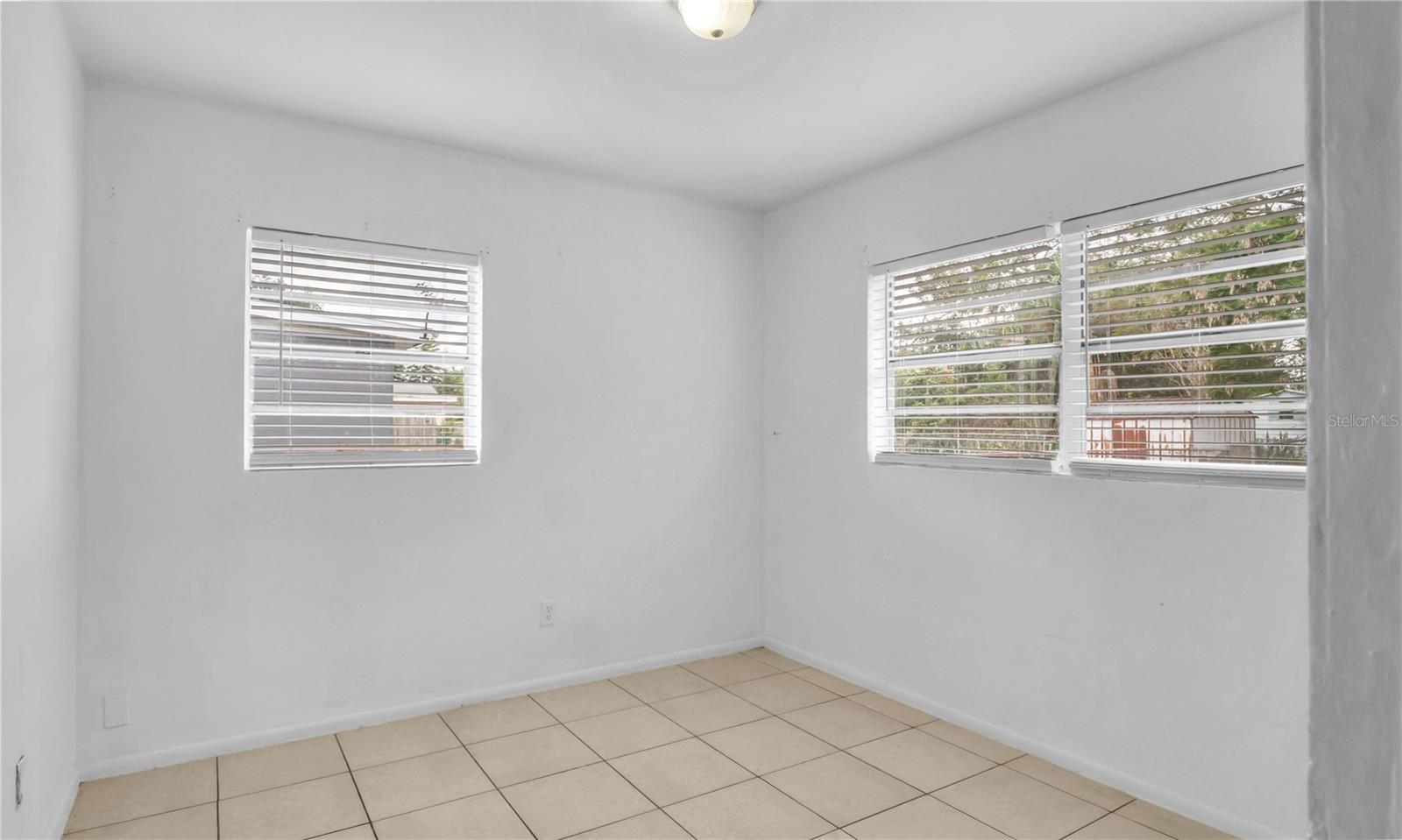 Image 11 of 28 For 519 Hampton Avenue