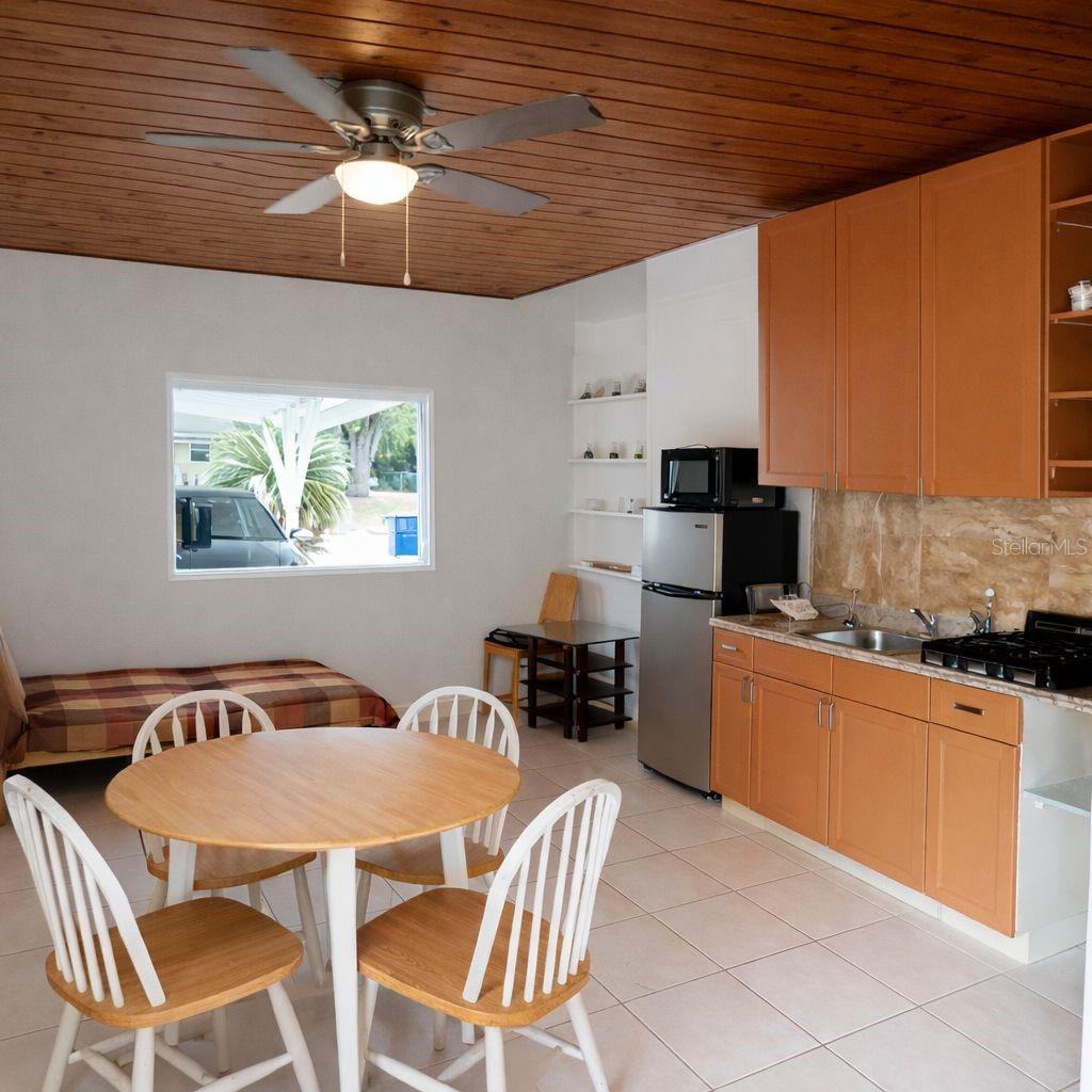 Image 17 of 28 For 519 Hampton Avenue