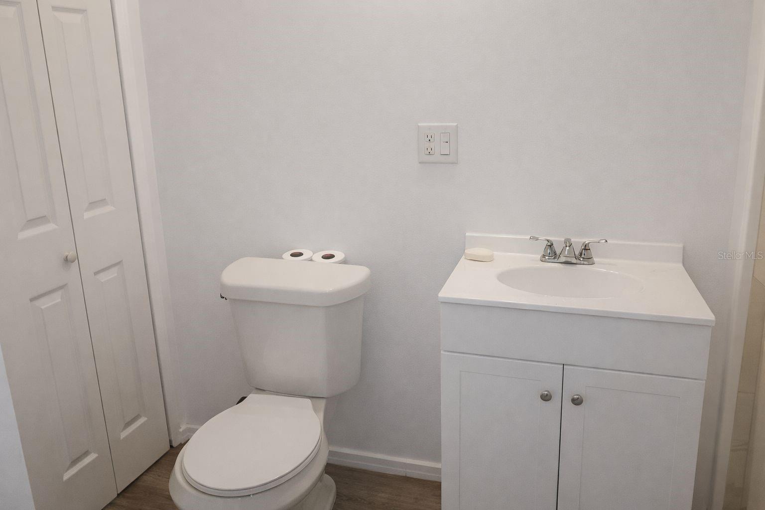 Image 18 of 28 For 519 Hampton Avenue