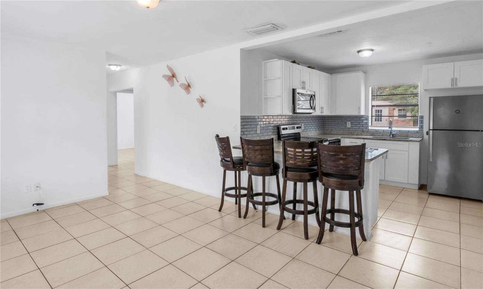 Image 3 of 28 For 519 Hampton Avenue