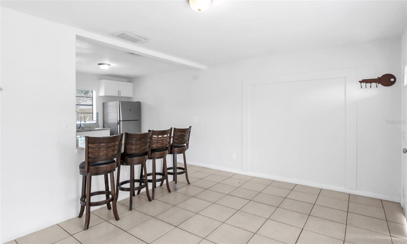 Image 4 of 28 For 519 Hampton Avenue