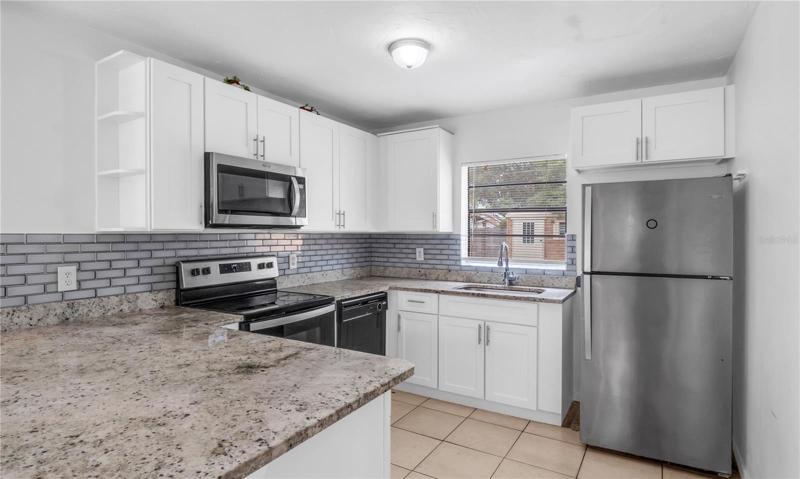 Image 5 of 28 For 519 Hampton Avenue