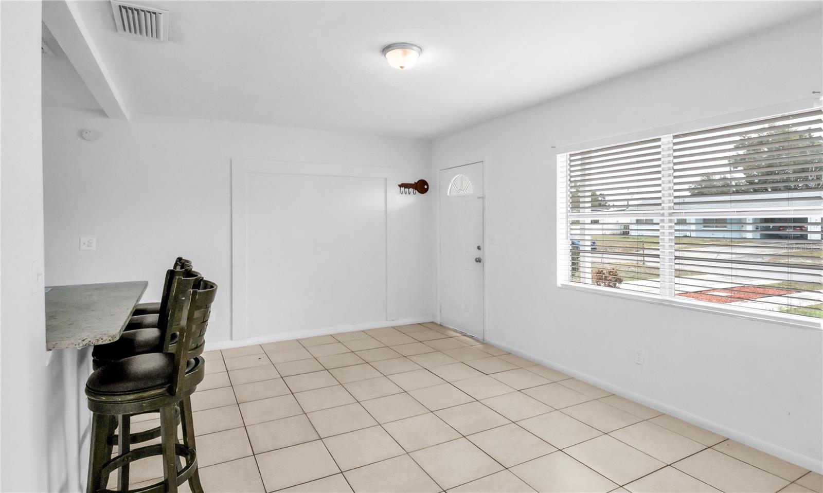 Image 6 of 28 For 519 Hampton Avenue