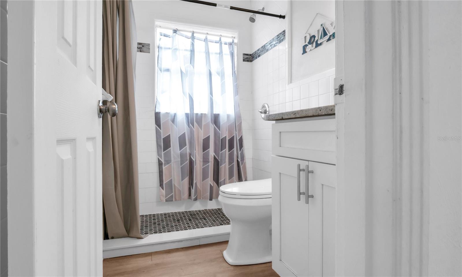 Image 8 of 28 For 519 Hampton Avenue