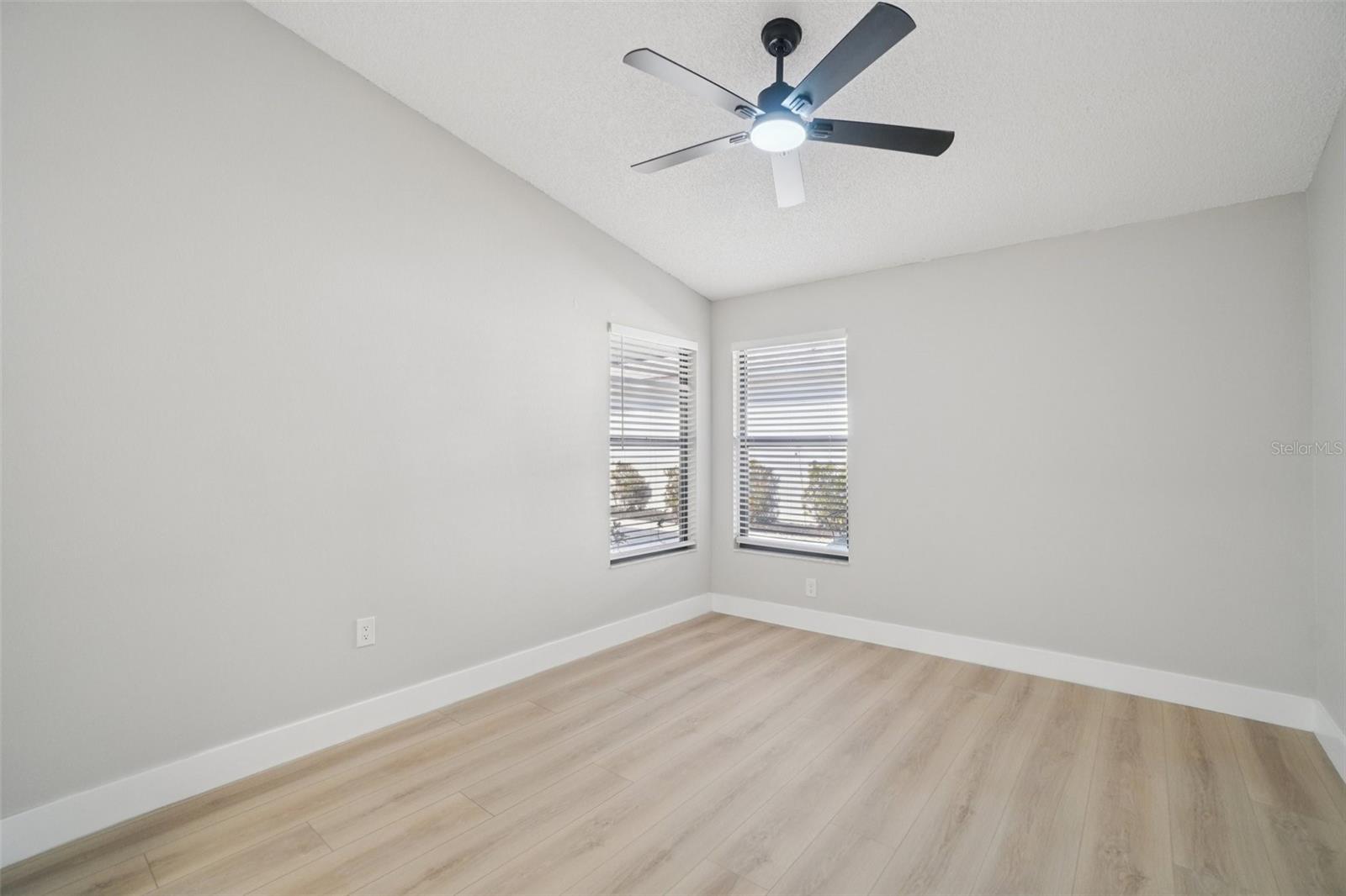 Image 25 of 61 For 679 Bonnie Boulevard