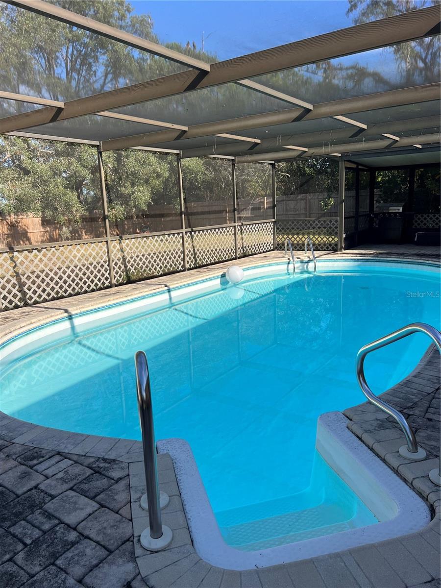 Listing photo id 13 for 2441 Dustin Circle