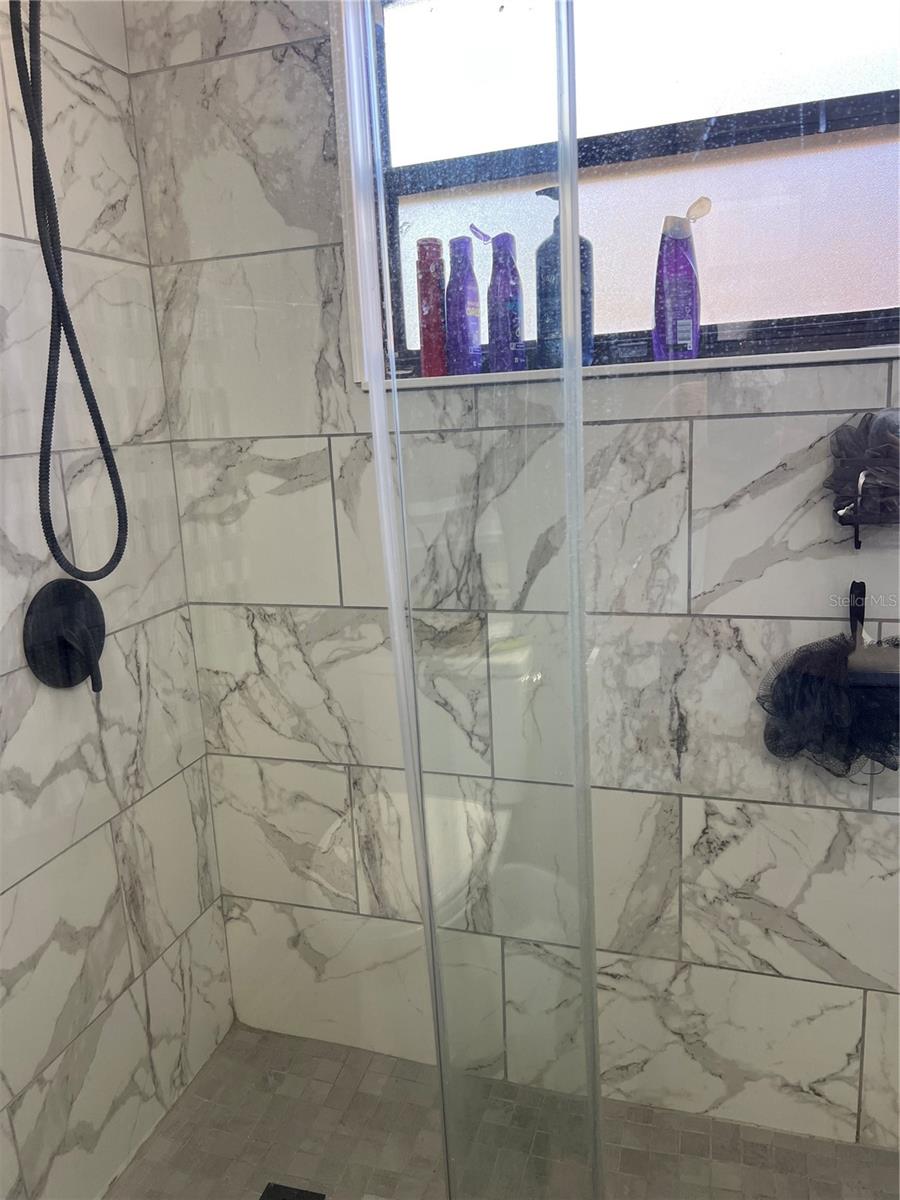 Listing photo id 18 for 2441 Dustin Circle