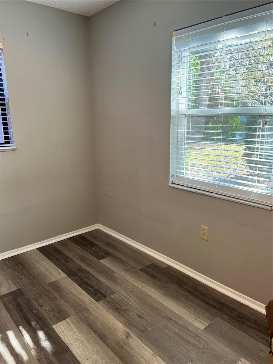 Listing photo id 21 for 2441 Dustin Circle