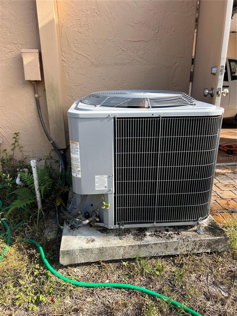 Listing photo id 33 for 2441 Dustin Circle