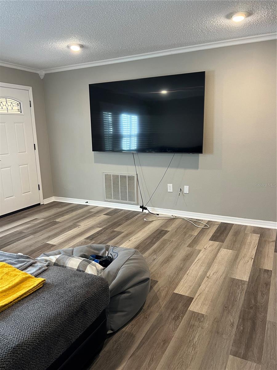 Listing photo id 3 for 2441 Dustin Circle