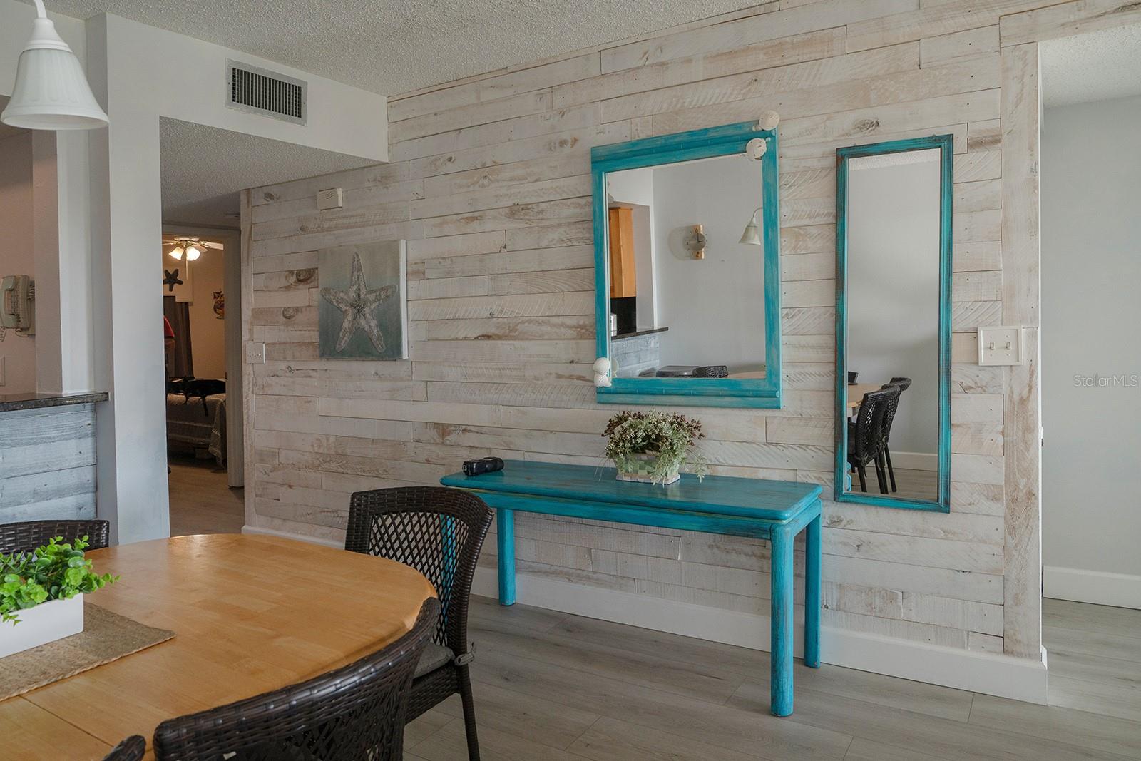 Listing photo id 14 for 7564 Bayshore Drive 202