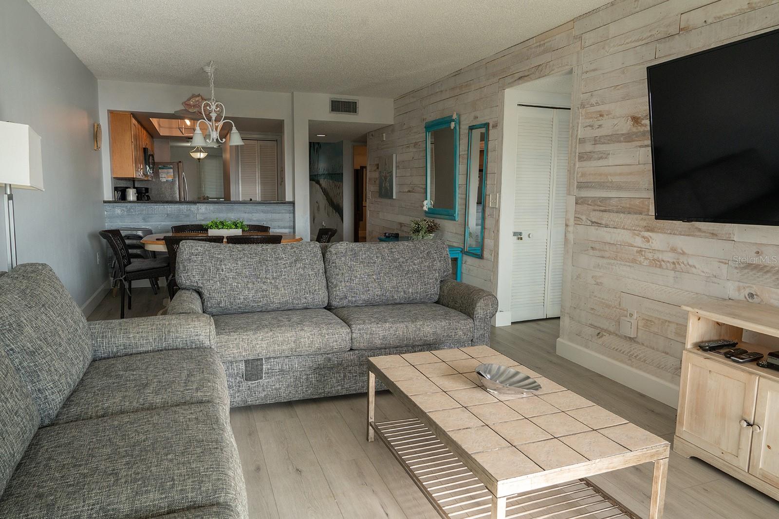 Listing photo id 4 for 7564 Bayshore Drive 202