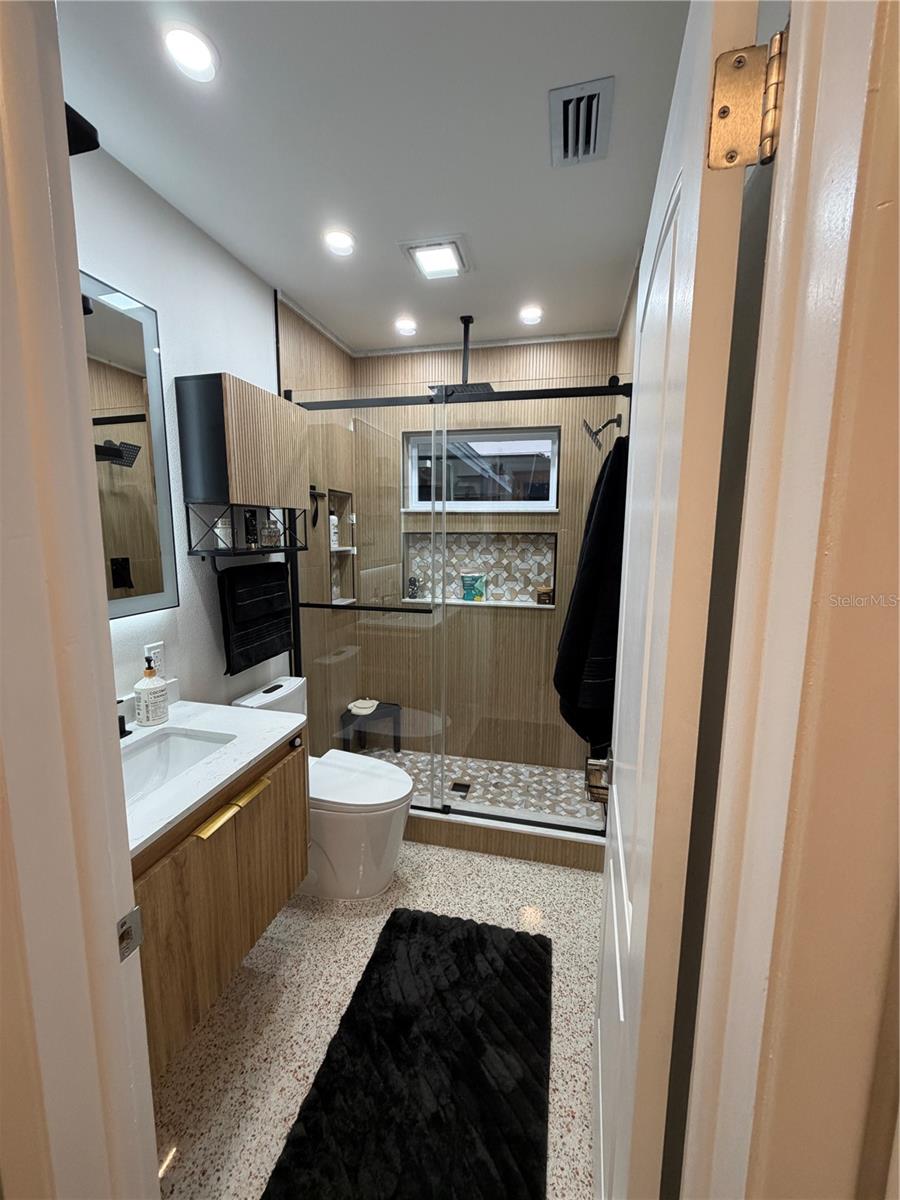 Image 15 of 65 For 87 Oakwood Drive