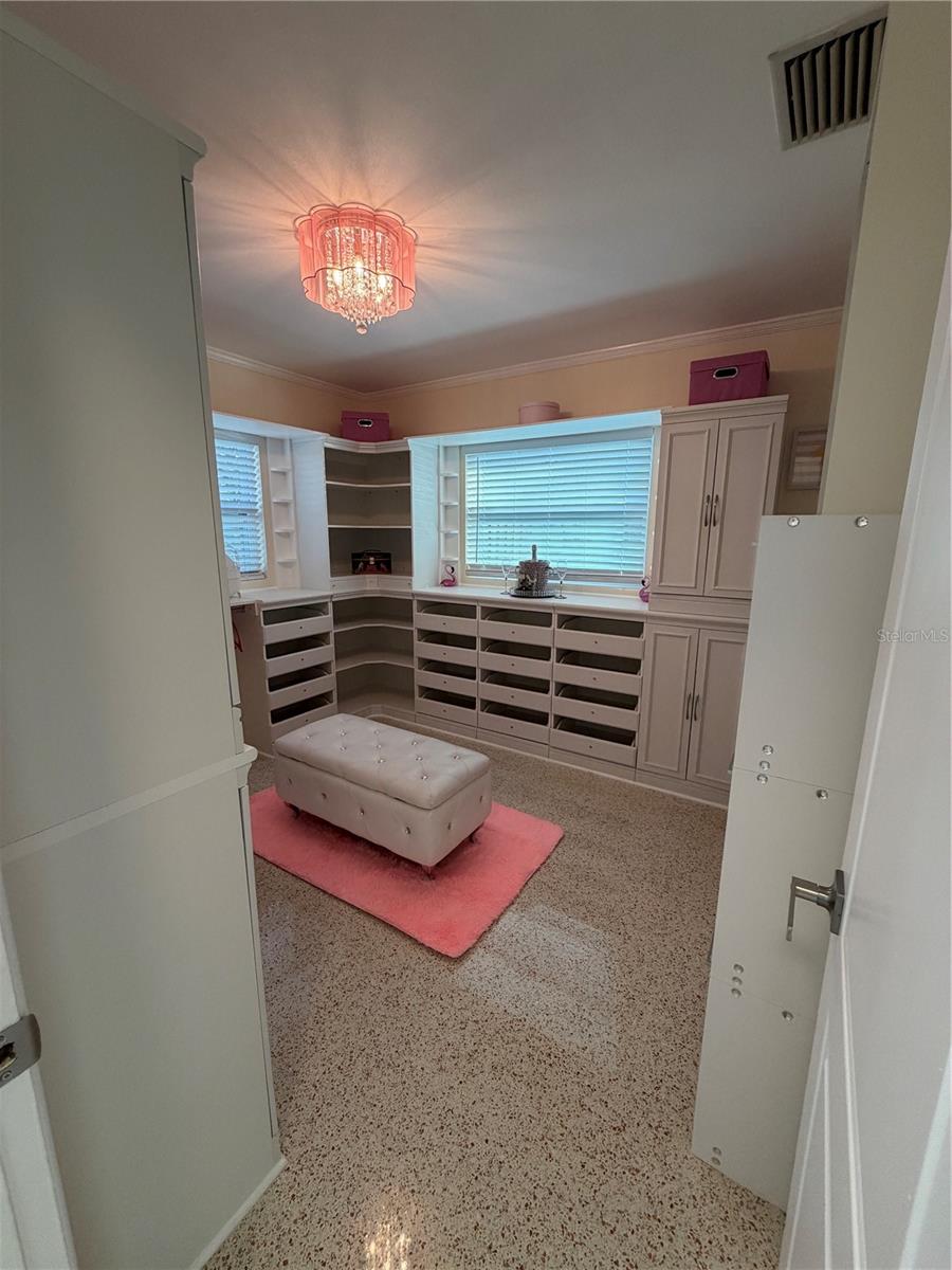 Image 19 of 65 For 87 Oakwood Drive