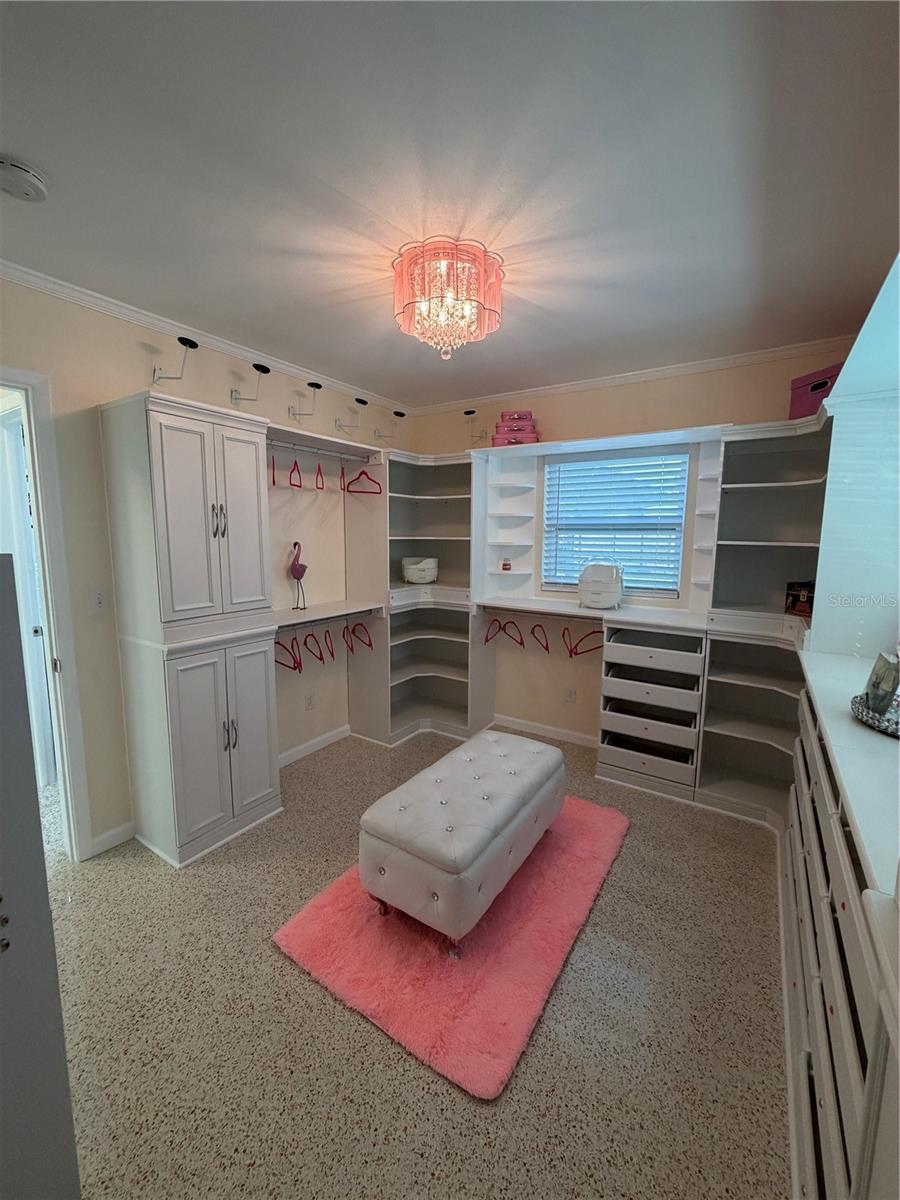 Image 20 of 65 For 87 Oakwood Drive