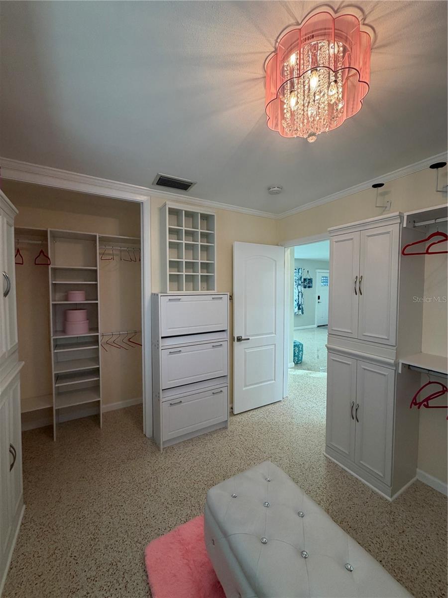 Image 22 of 65 For 87 Oakwood Drive