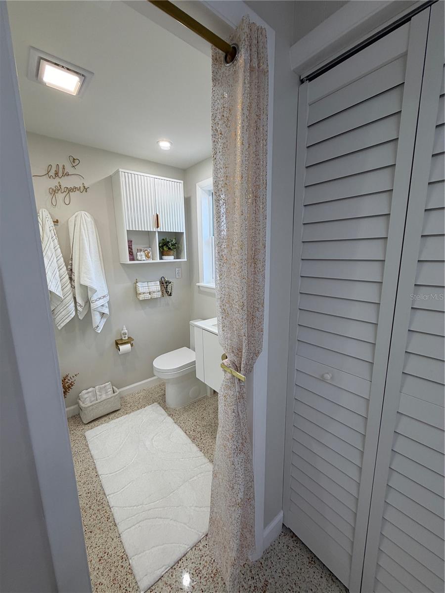 Image 32 of 65 For 87 Oakwood Drive