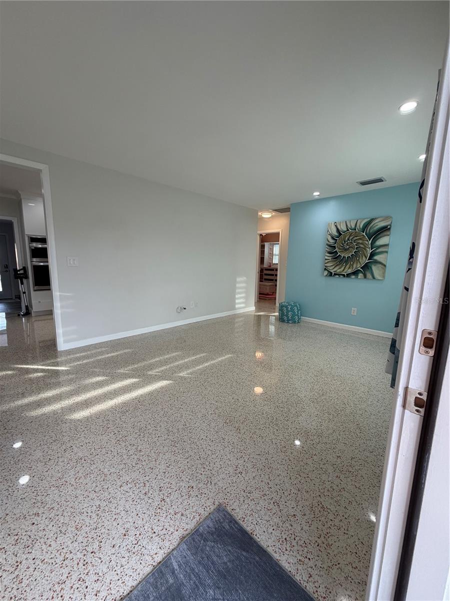 Image 7 of 65 For 87 Oakwood Drive