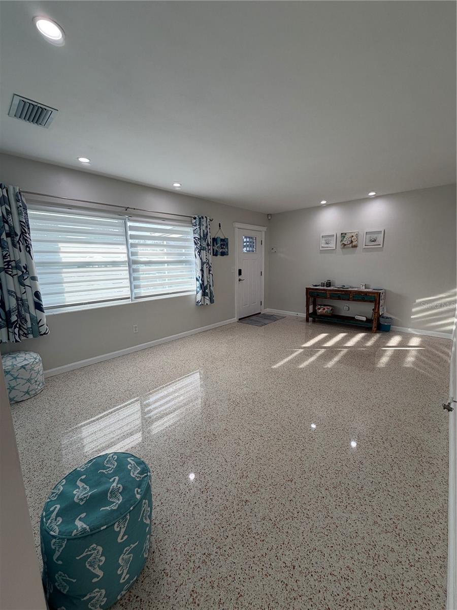 Image 8 of 65 For 87 Oakwood Drive