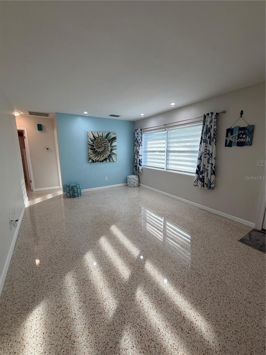 Image 9 of 65 For 87 Oakwood Drive