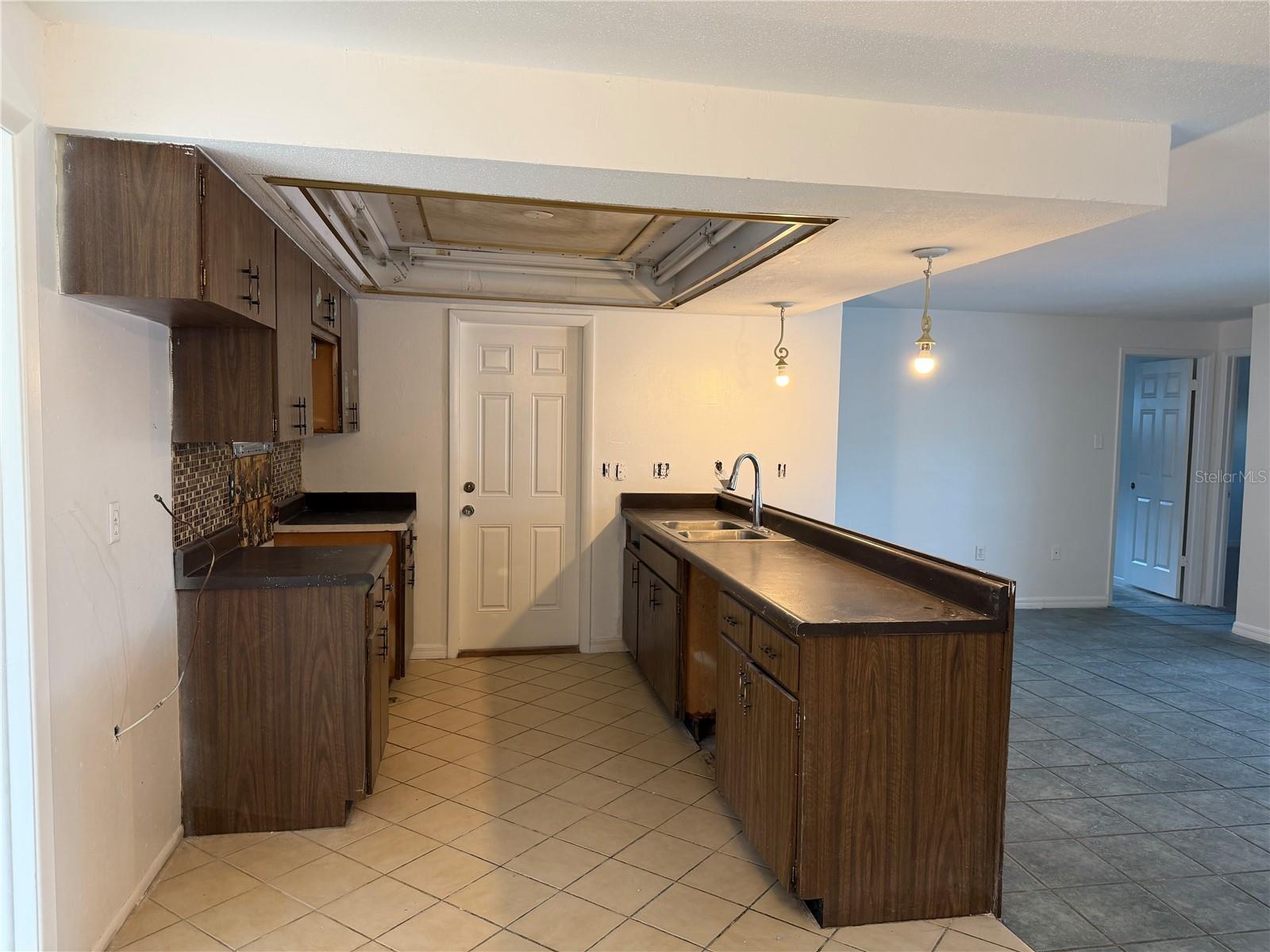 Listing photo id 6 for 2230 Albright Drive