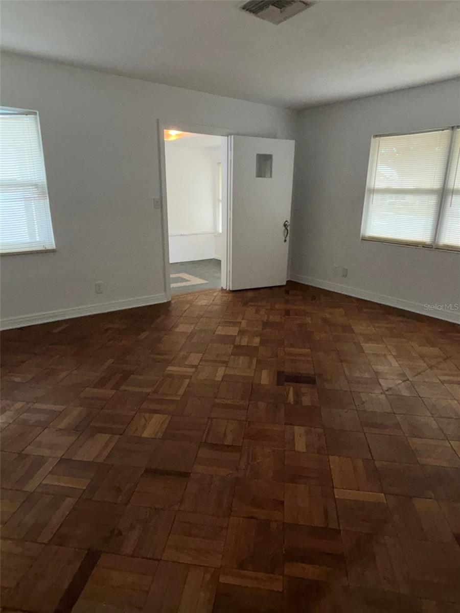 Image 12 of 17 For 1060 Iroquois Street