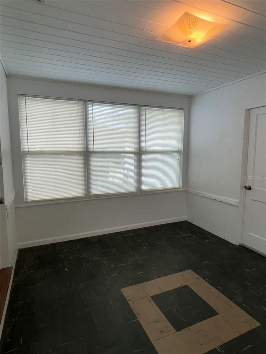 Image 3 of 17 For 1060 Iroquois Street