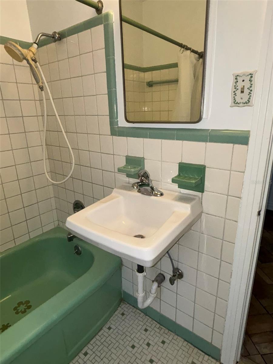 Image 9 of 17 For 1060 Iroquois Street