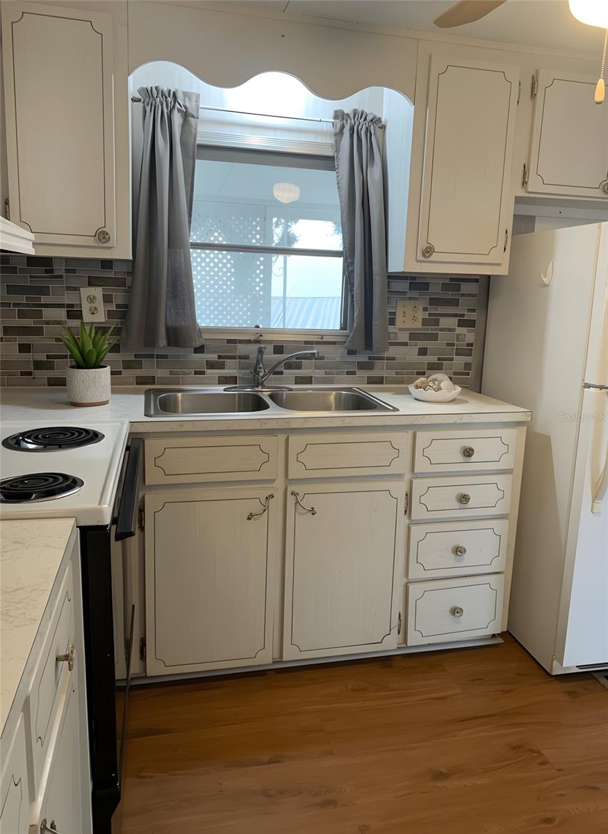 Listing photo id 3 for 7901 40th Avenue N 32