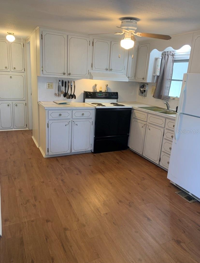 Listing photo id 5 for 7901 40th Avenue N 32