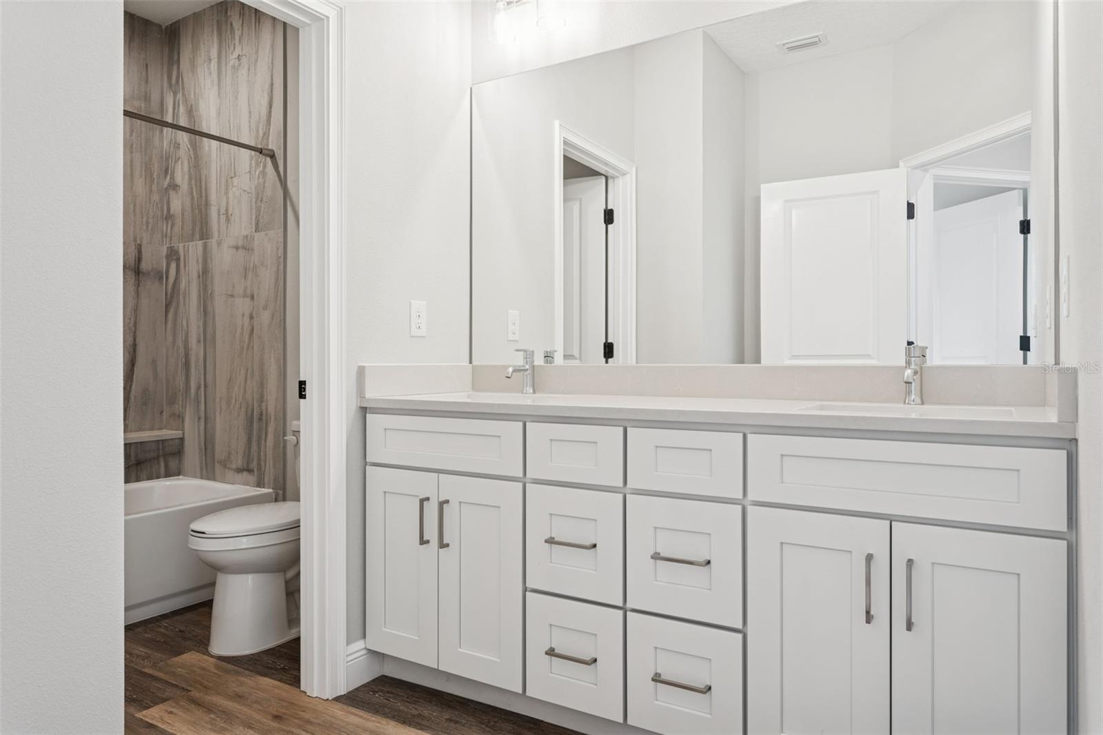 Image 34 of 52 For 3824 Carmen Street