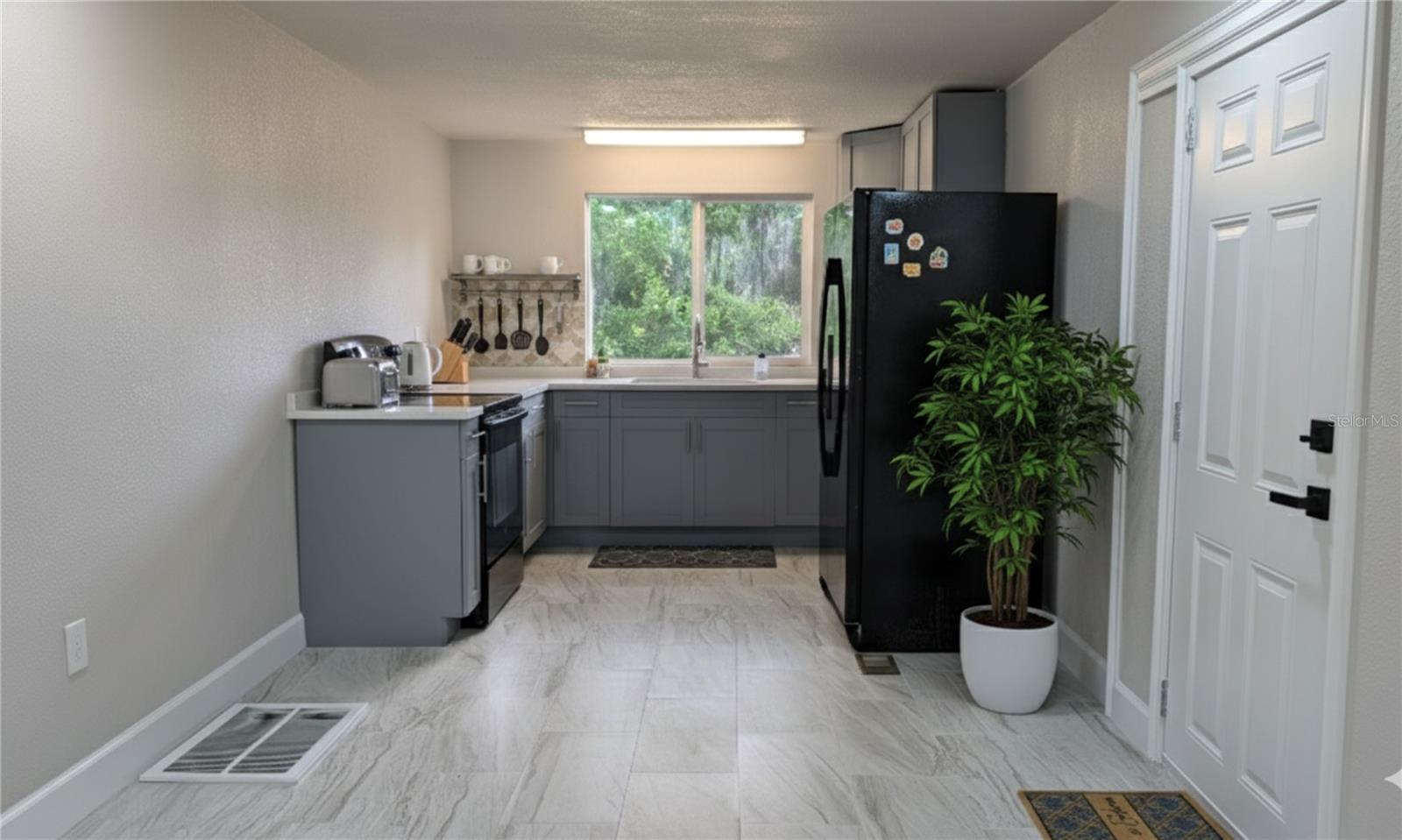 Listing photo id 4 for 9761 Lake Drive