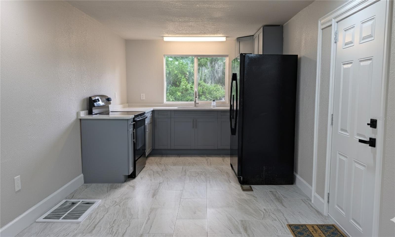 Listing photo id 5 for 9761 Lake Drive