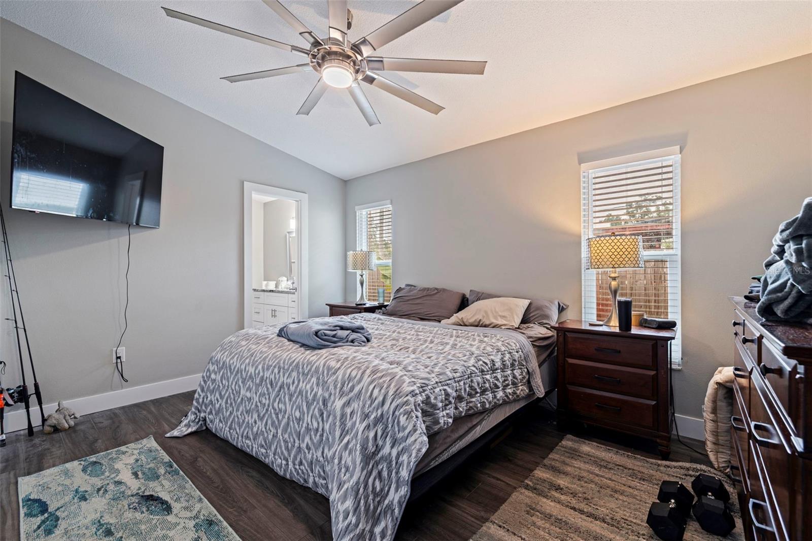 Image 21 of 33 For 935 47th Avenue N