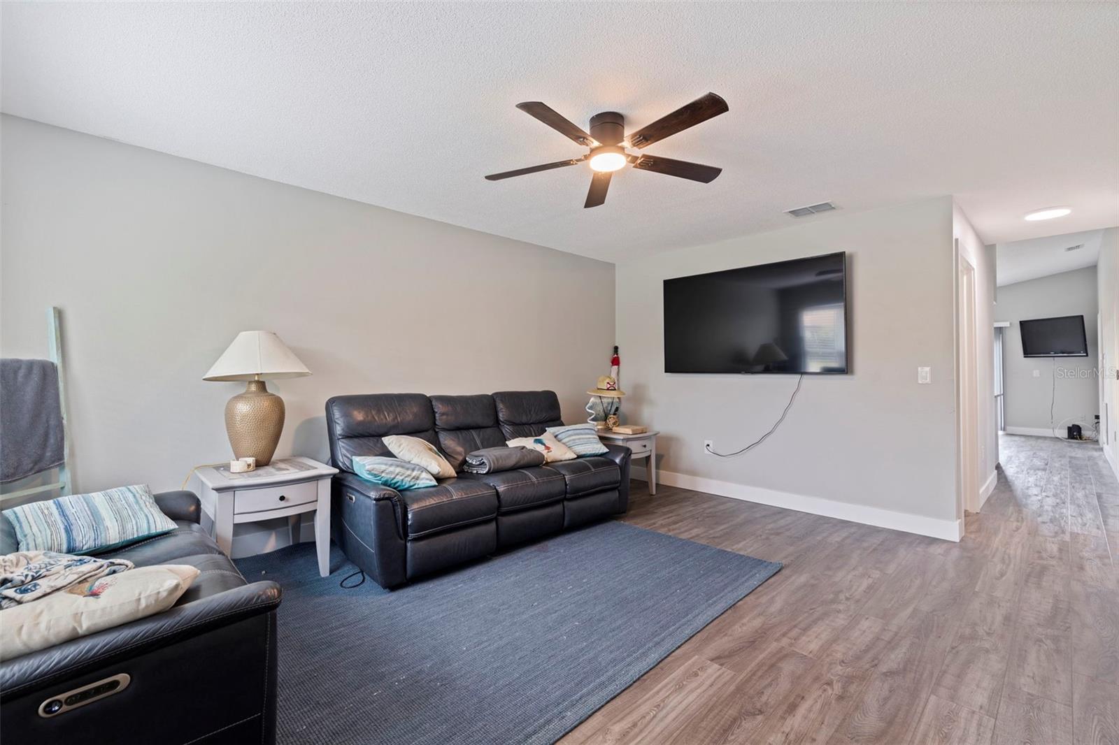 Image 3 of 33 For 935 47th Avenue N