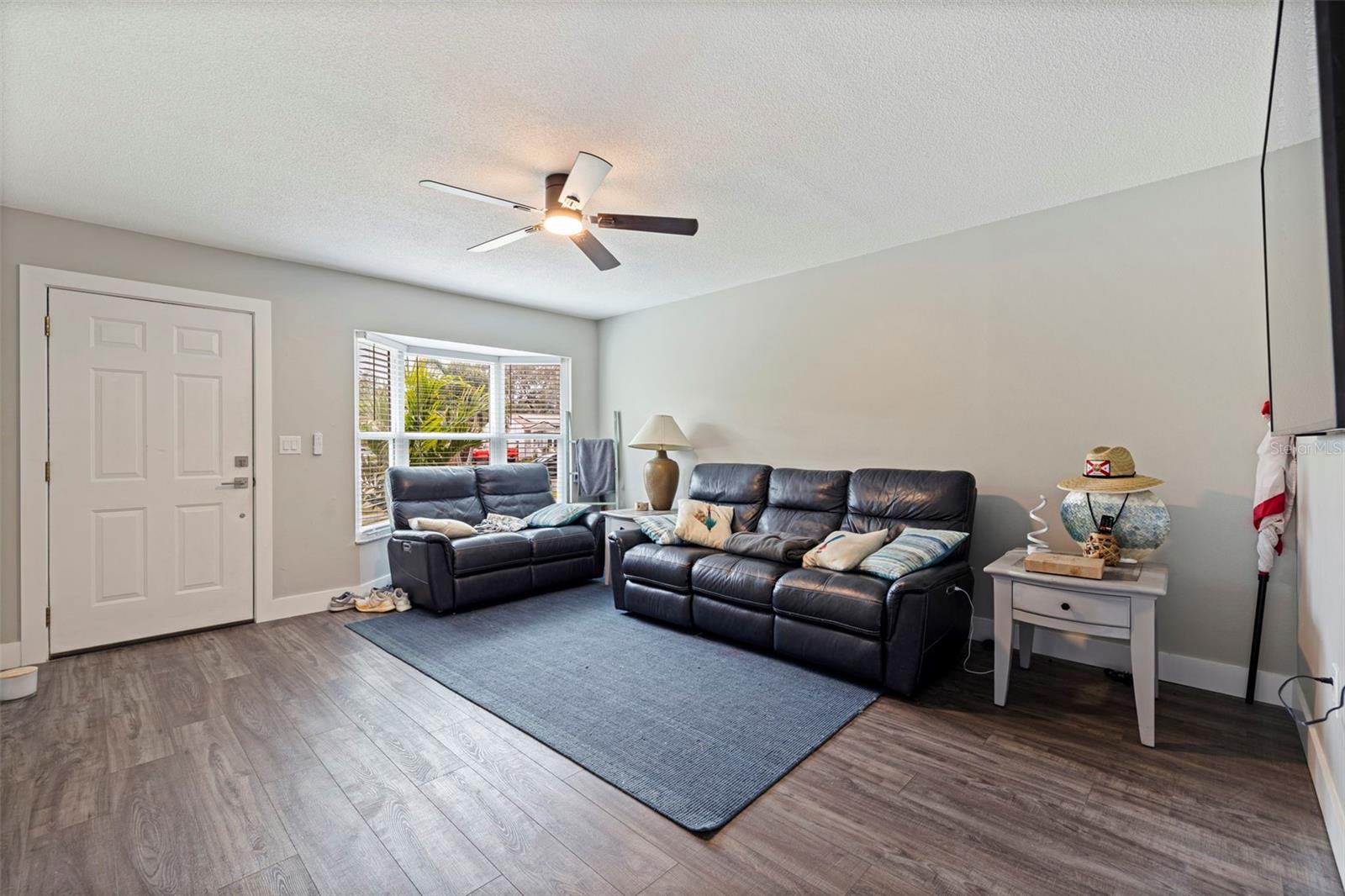 Image 4 of 33 For 935 47th Avenue N