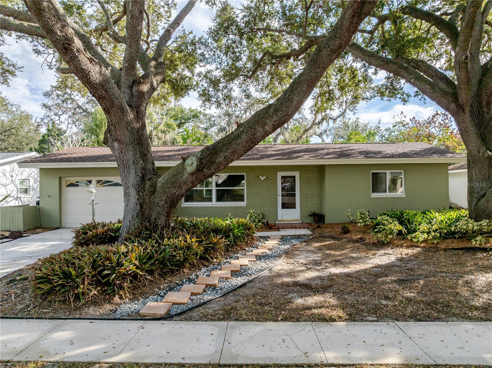 Image 2 of 51 For 1721 Woodridge Drive