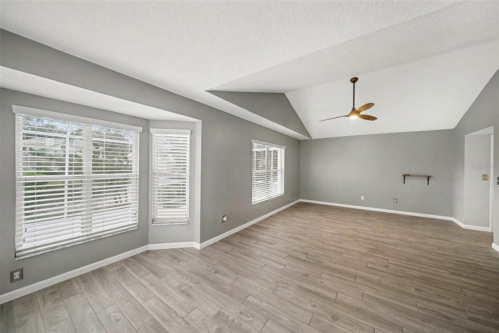 Listing photo id 23 for 15811 Sanctuary Drive