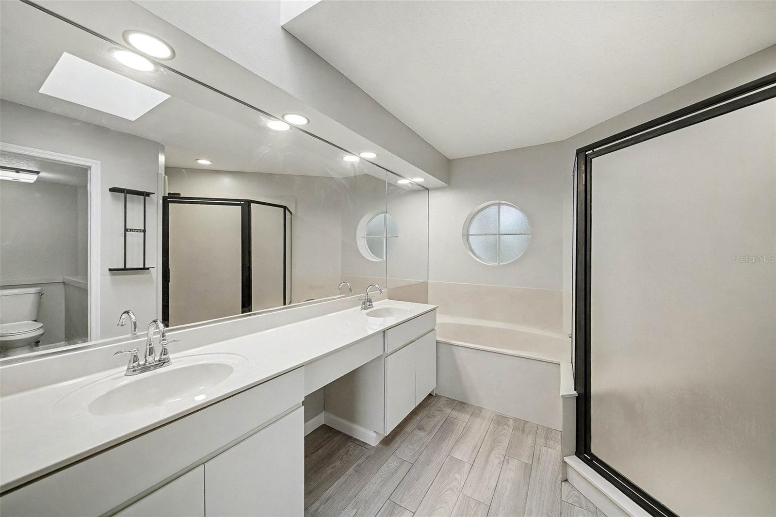 Listing photo id 33 for 15811 Sanctuary Drive