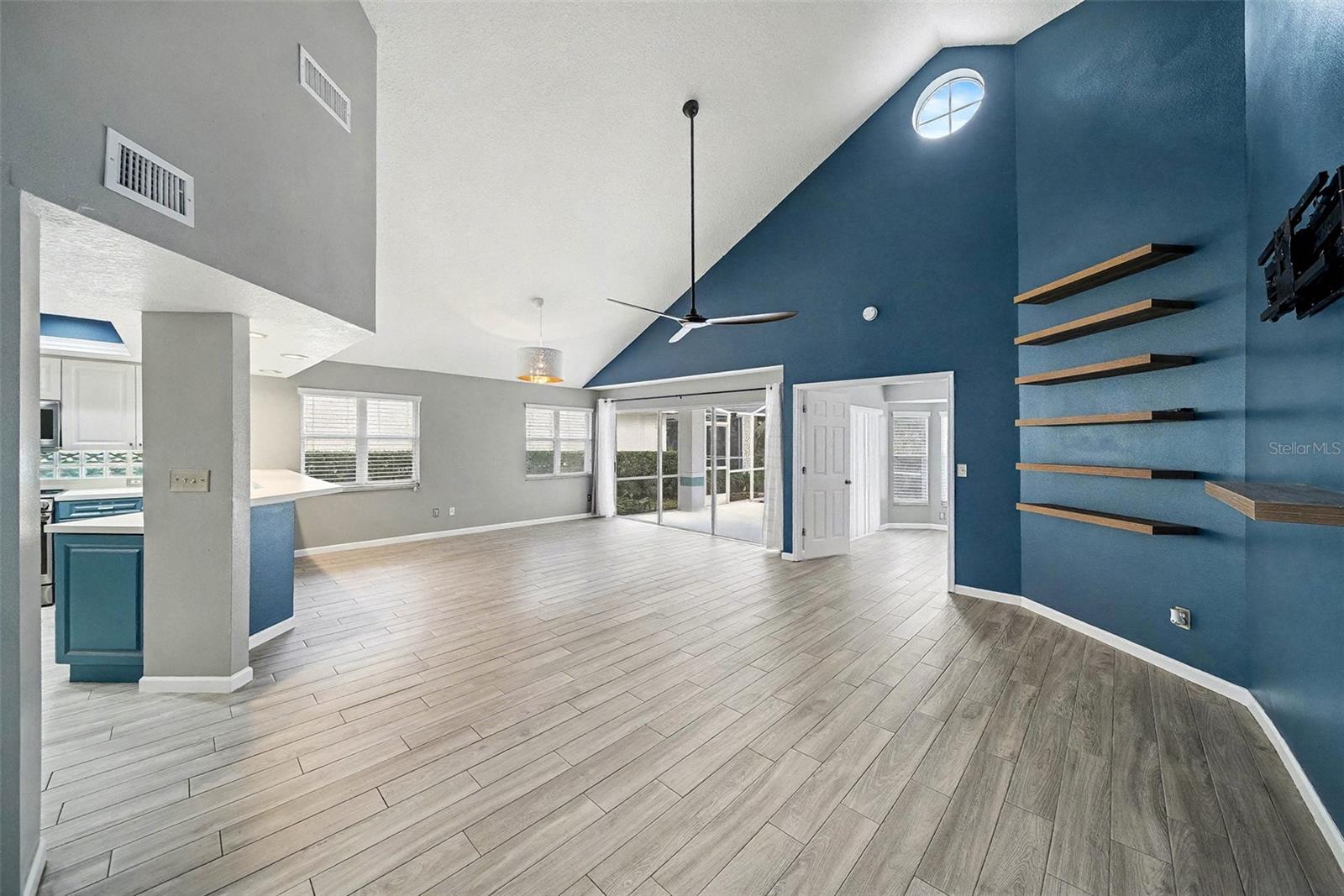 Listing photo id 5 for 15811 Sanctuary Drive