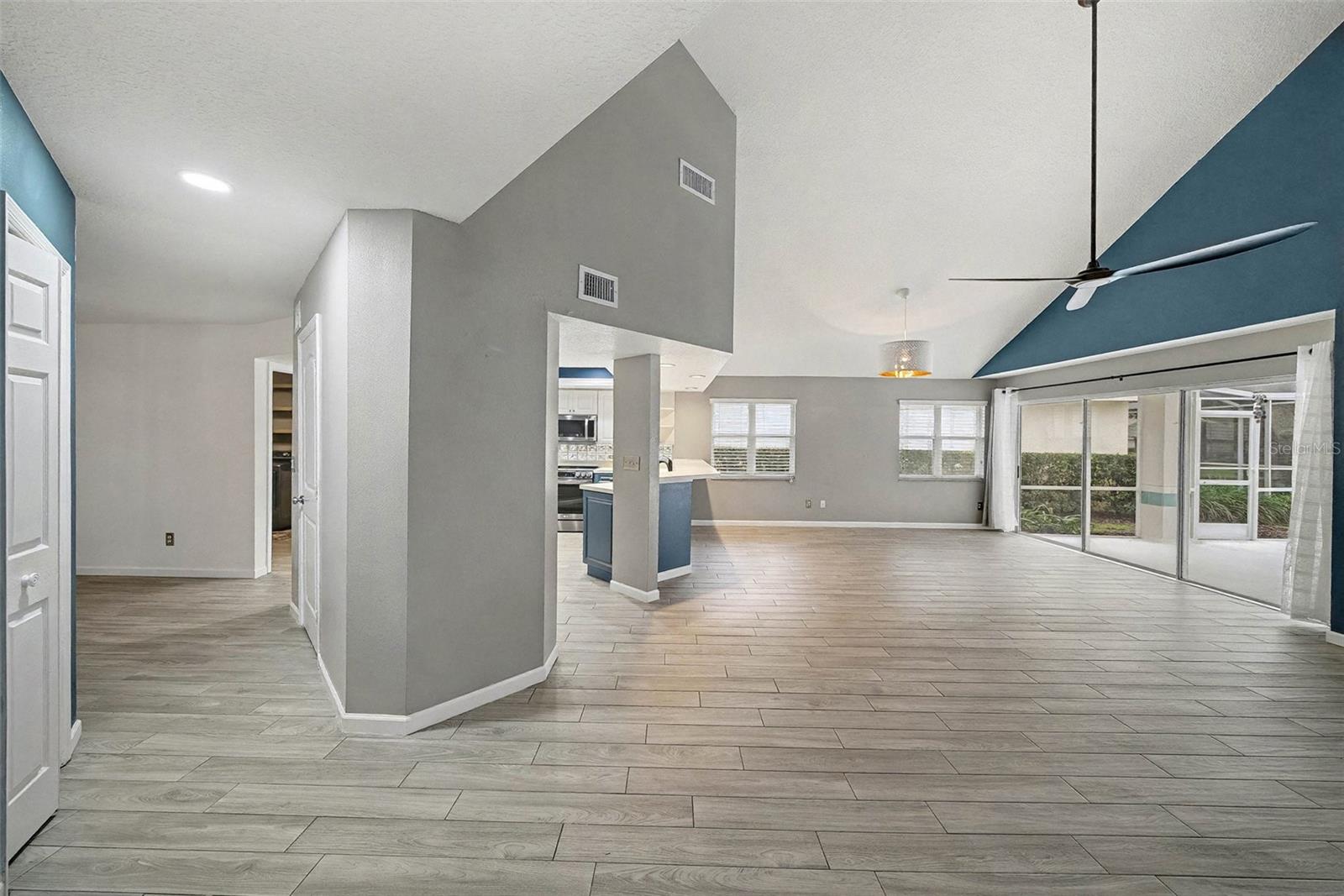 Listing photo id 6 for 15811 Sanctuary Drive